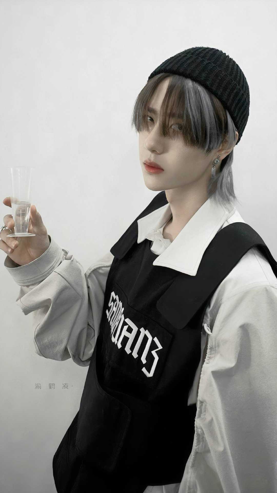 王一博银色长发造型非常酷盖,配一博的冷白皮肤色,真的绝了