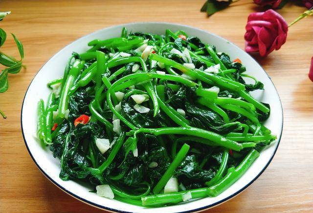 【蒜蓉炒薯尖】很久没吃这道菜了,今天看到菜场有卖的,三元钱一把,就