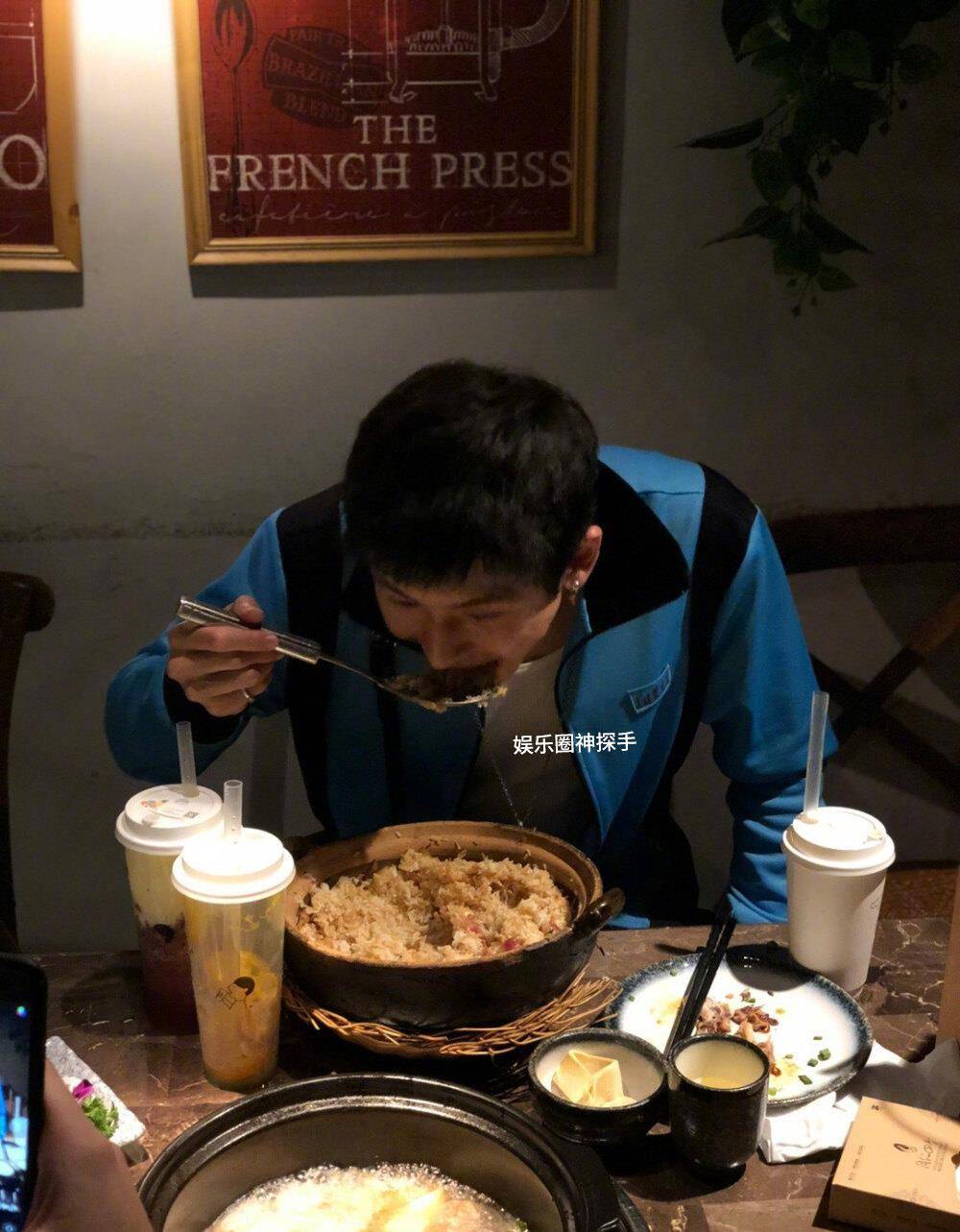 张哲瀚也是干饭人?看到吃饭照片,网友:羡慕!
