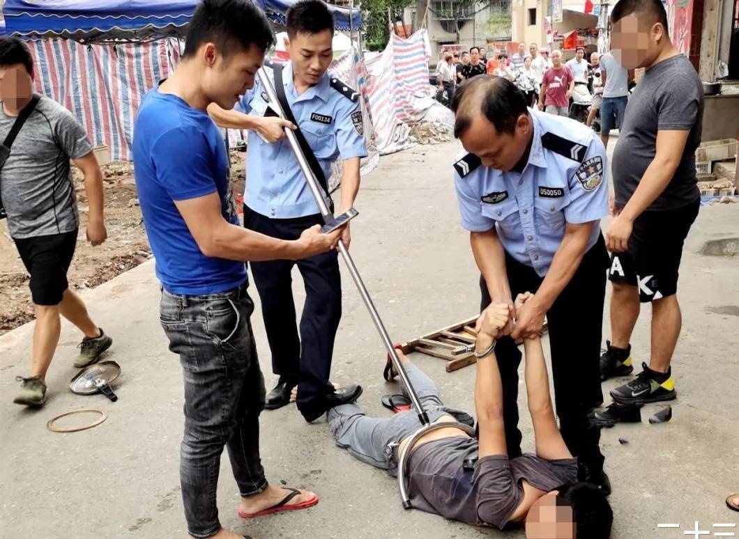 广西玉林:男子持刀捅伤水果店老板,10分钟后被按趴在地