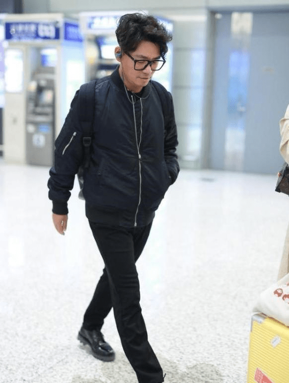 汪峰越老越有味身材健壮胡须和发量一样浓密衣品才是硬伤