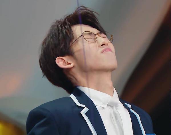 唐九洲被水泼到脱妆,用毛巾擦干后素颜状态绝了,确定是22岁?