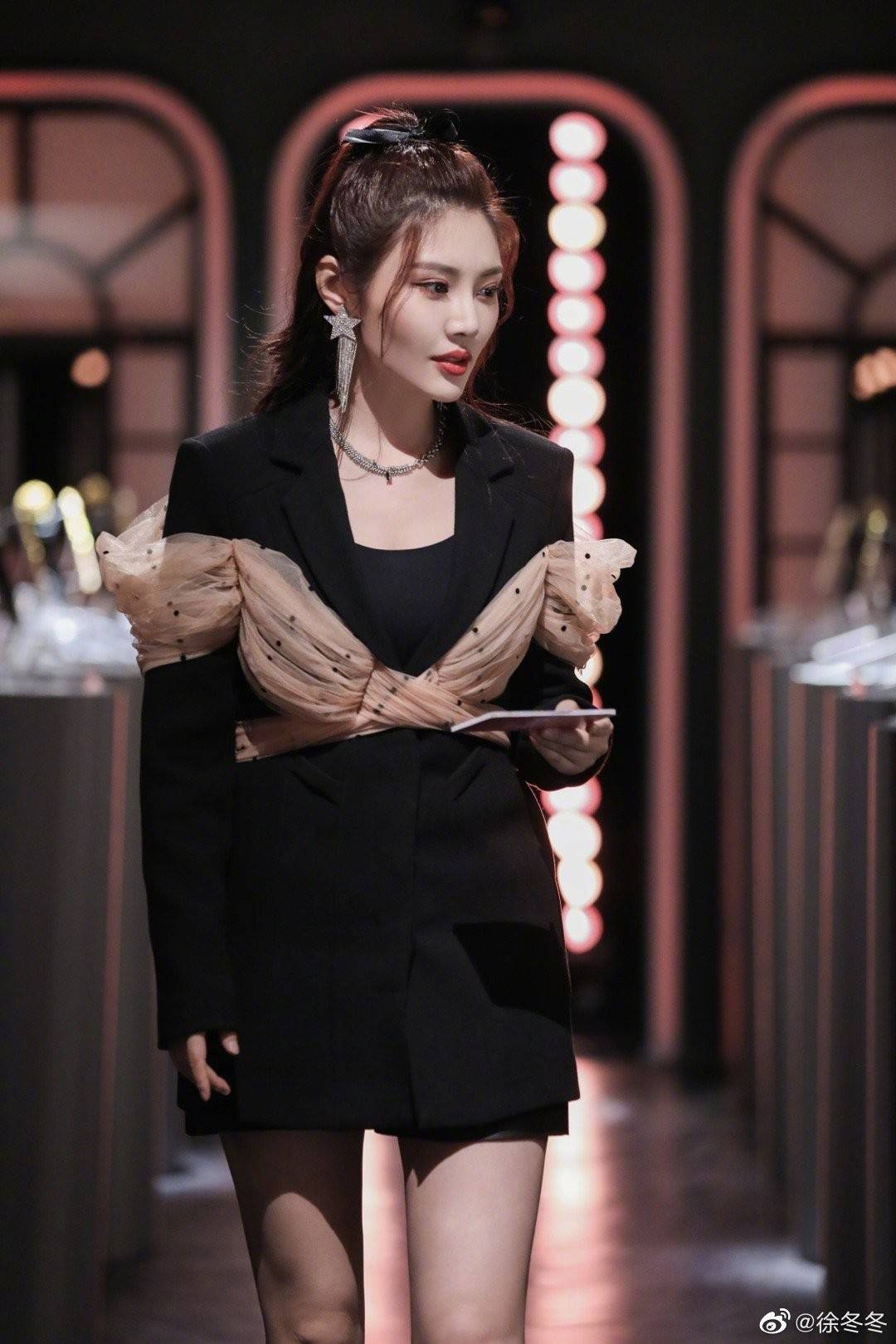 徐冬冬曾因脸大被歧视，面试时直接被导演轰走，网友：女明星太难了