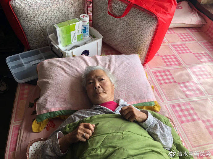 清水慈善 | 孝子照顾患病老母亲,"老妈,现在换我养活你"_老人