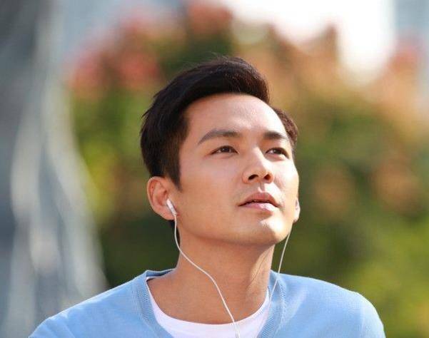 钟汉良"19岁旧照"被疯传,看清他的真实颜值,整没正容一目了然