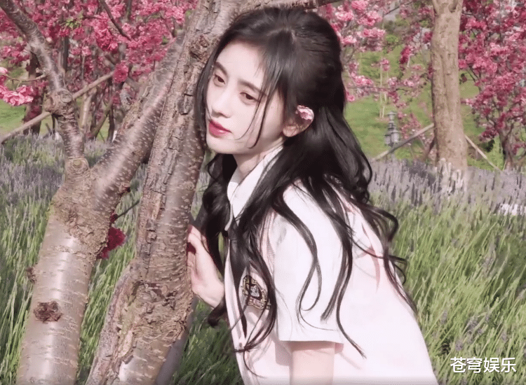 鞠婧祎去春游穿少女漫制服好甜镜头拉近那一刻皮肤没看错