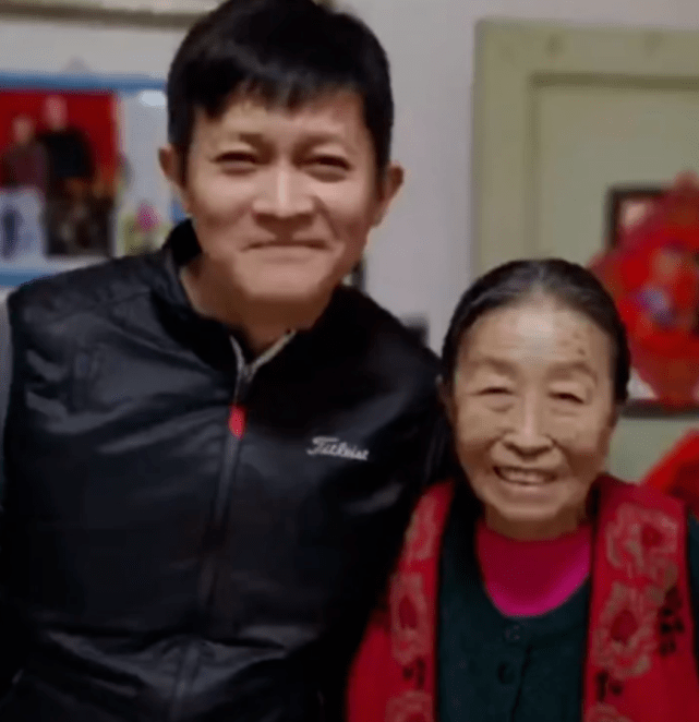 送别张少华后老公张惠宝公开缅怀妻子曝光两人年轻时亲密合影