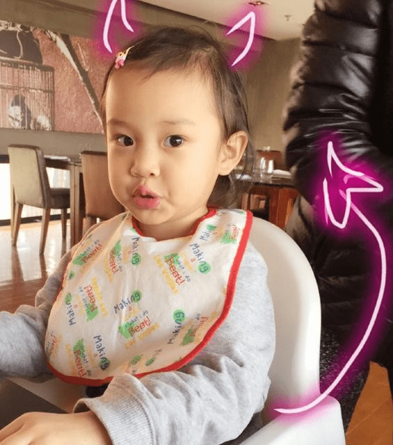 8岁甜馨真给李小璐长脸连穿2套高定走秀小小年纪就有高级脸