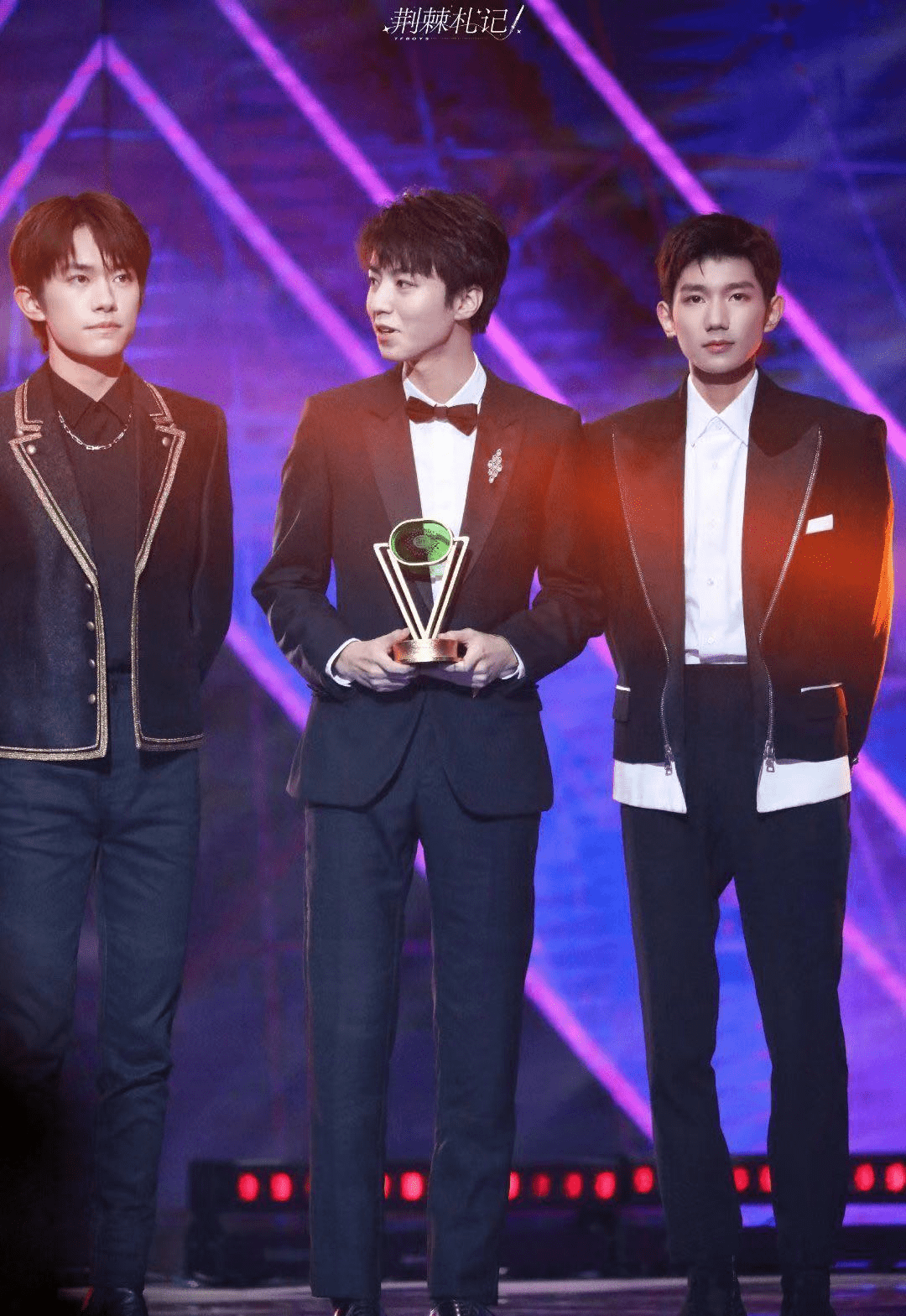 实体刊销量榜引顶流之争!"四大三小"谢幕,肖战王一博谁能胜出