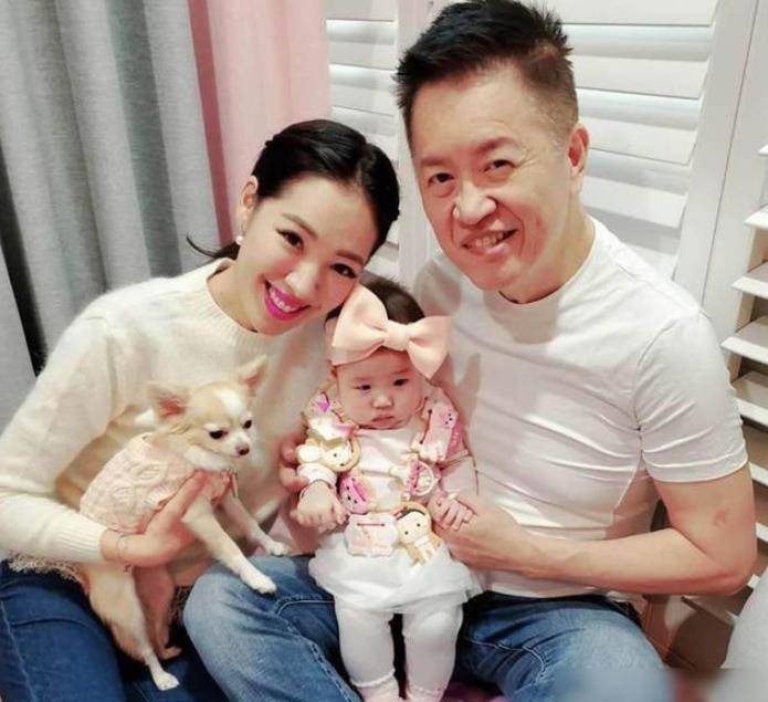 女星挺孕肚出镜,与60岁富豪老公拍写真,一家三口像祖孙三代_刘伊心