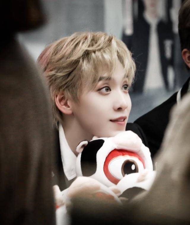 青3余景天晕倒背后原因让人心疼这次生病是节目组造成