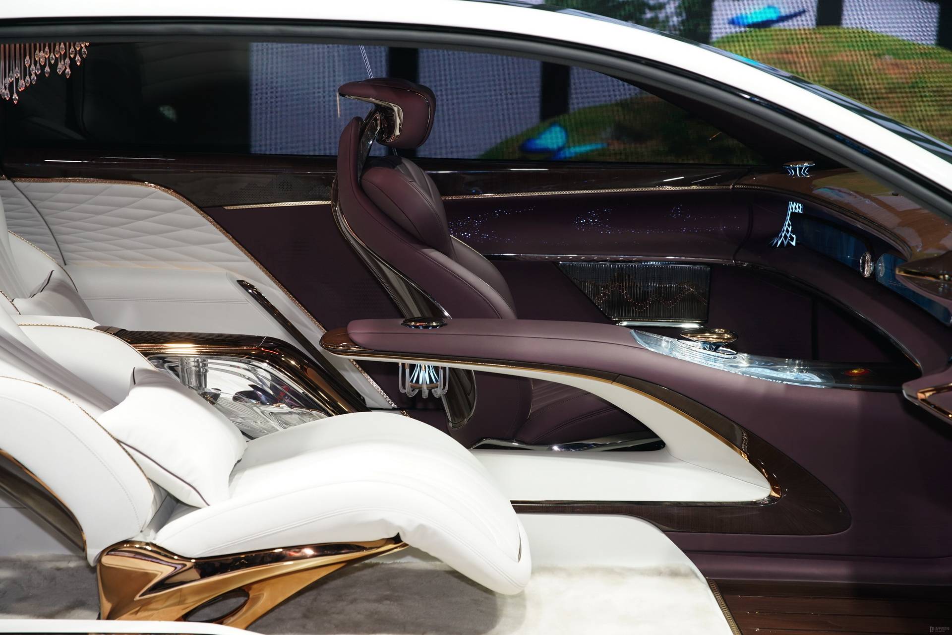 红旗l-concept的外观可以用华丽来形容,车身采用双色油漆,后车窗采用