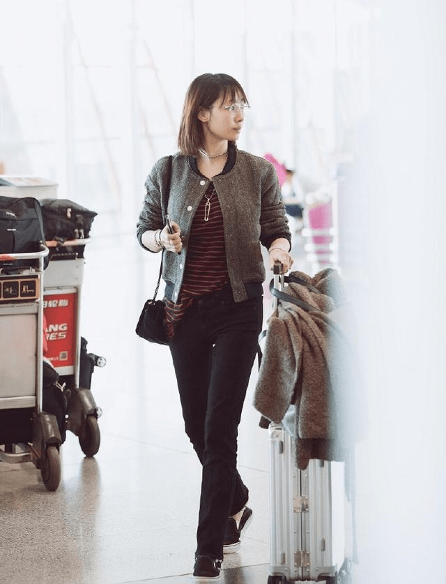 白百何机场穿小黑裤挺潮塞下摆穿法也显腿长就是条纹衫太乡土