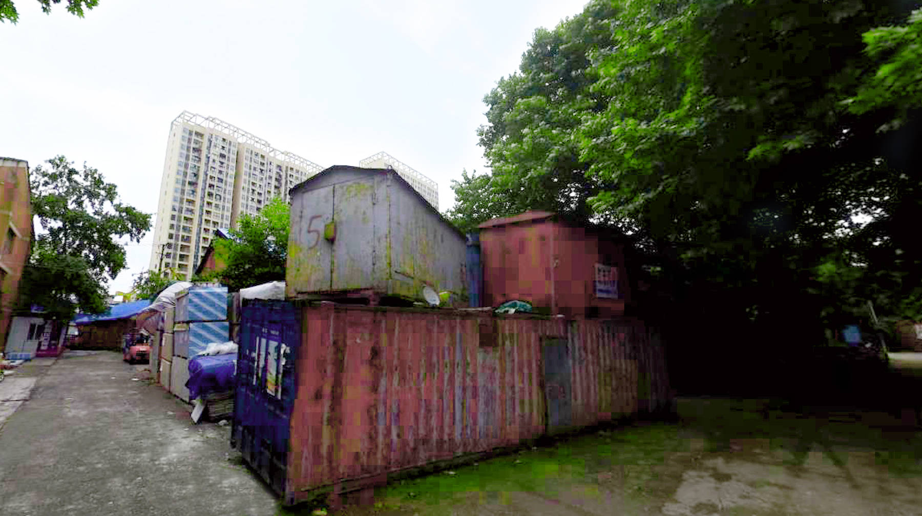 武汉城区闹市地带有条集装箱马路：建在小山坡上，遍布密林和涂鸦