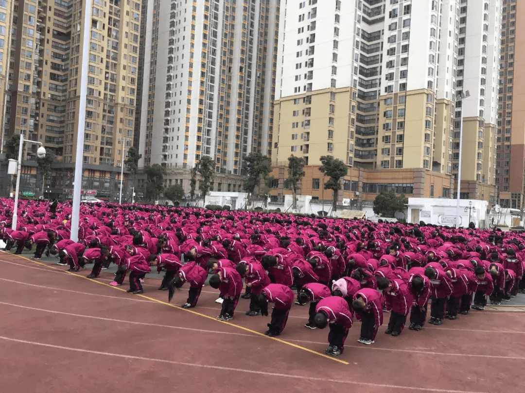 "新学期,肖春红公司承建的花果园第三小学的老师们早早站在学校门口以