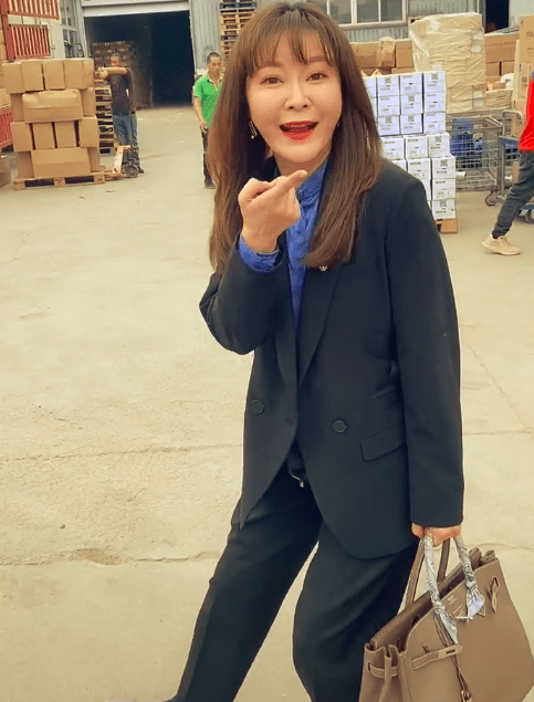 富婆王小骞近照大变样脸部僵硬被疑打针过度手上一个包值12万