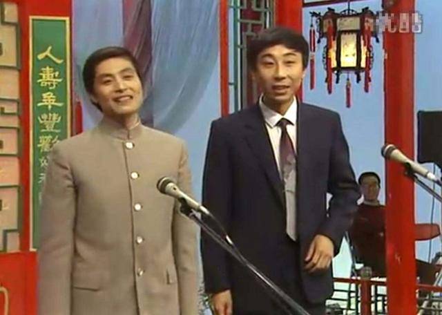 冯巩的两个搭档:刘伟一步走错抱憾半生,牛群折腾不断妻离子散_相声