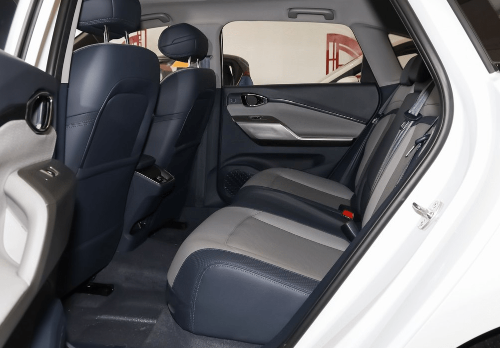 再来说一说空间部分,我家这辆新宝骏rc-5的轴距为2700mm,像我178cm的