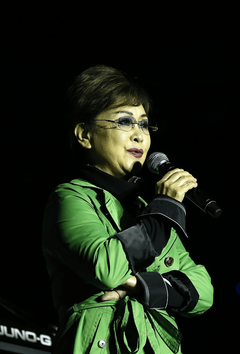 原创李谷一身材真挺瘦76岁身姿挺拔好似46饱满肌肤看着真富态