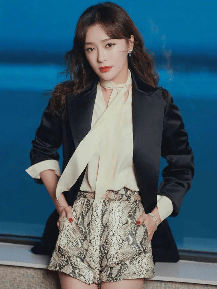 原创宋佳新剧把飘带衬衫带火了优雅又高级奔四女人都值得借鉴