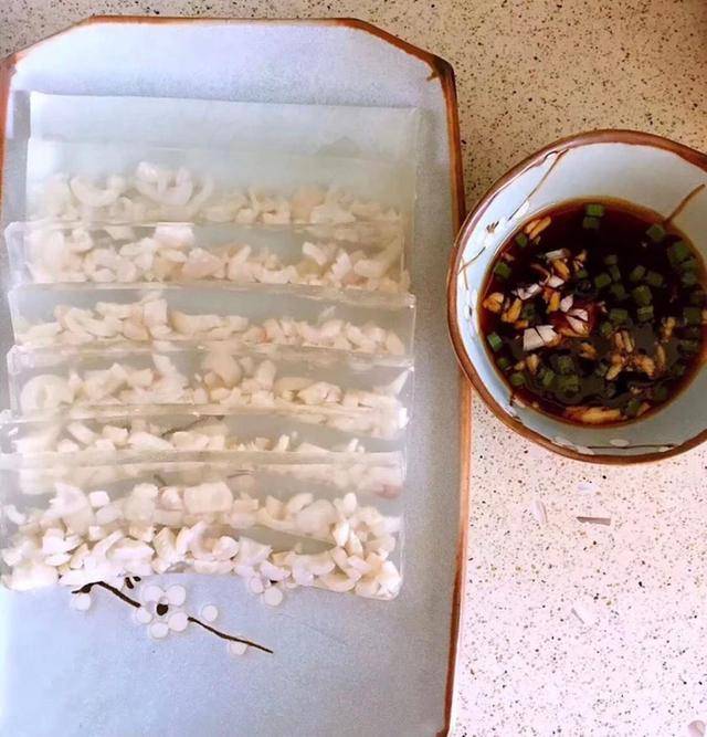 其一就是制作出腥味较重的猪皮冻,其二就是猪皮冻成