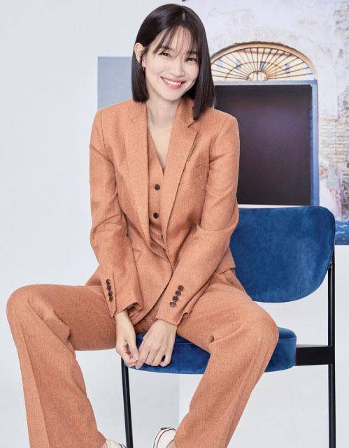 原创申敏儿白棕撞色套装裙,利落的小短发,看起来知性而又优雅