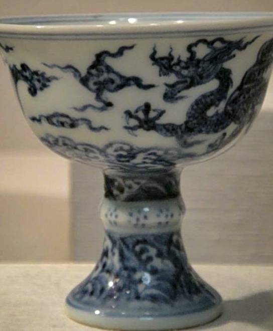 明代宣德瓷是指朱瞻基在位年间景德镇御窑厂烧造的瓷器,以青花最富