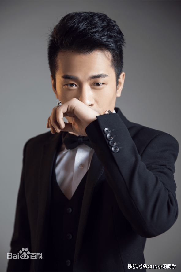 原创秀恩爱？辛巴直播连踢老婆五脚 此前曾扇她巴掌