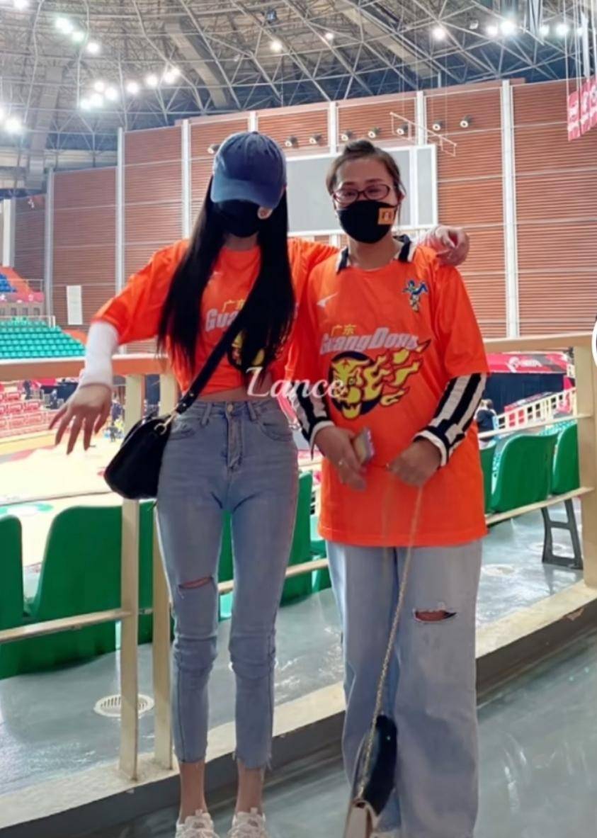 赵睿母亲罕见现身赛场!胡明轩母亲逛大学校园,身材高挑人气很高