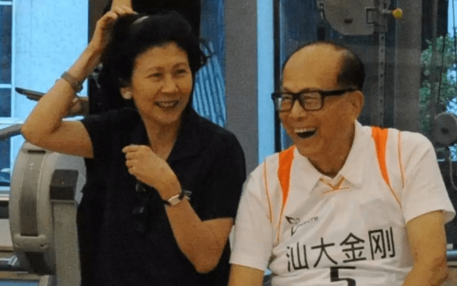 不过,李嘉诚倒是也还记着自己对原配庄明月许下的诺言:此生不再娶第二