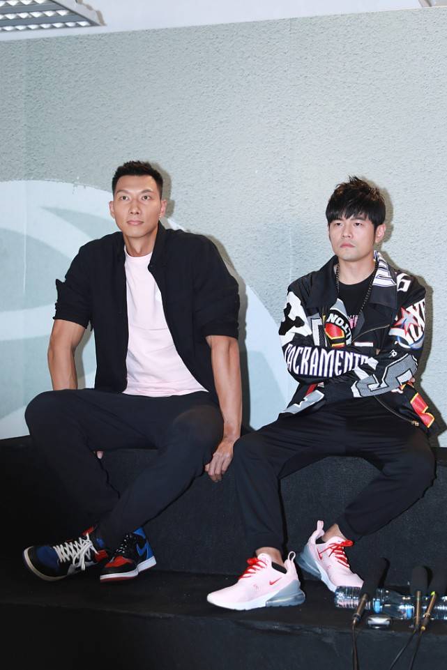 原创易建联和大8岁周杰伦同框似老大哥型男气质却挺足运动范抢眼