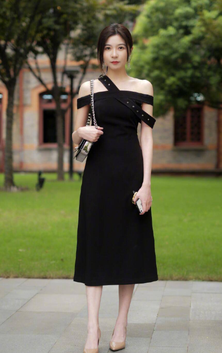 原创得体又大方秋季最火的基础款穿搭简约舒适又显瘦