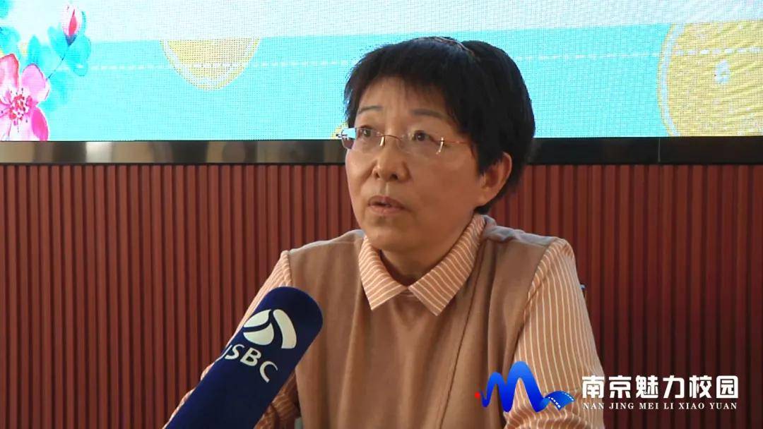 南京市建宁中学法治副校长徐莉及著名心理学者宋岩老师共同参加了南京