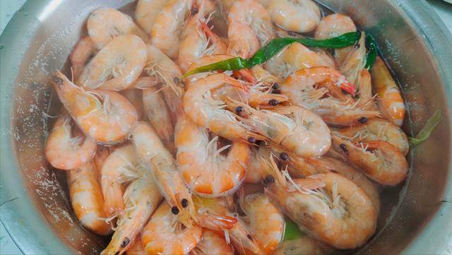 原创水煮虾时虾切莫直接下锅煮总会有人做错难怪虾肉不弹不甜