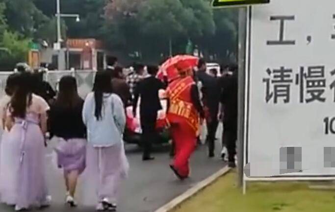 原创迷惑行为！南宁街头新郎戴绿帽拉着新娘游行，公公挂牌：我要扒灰