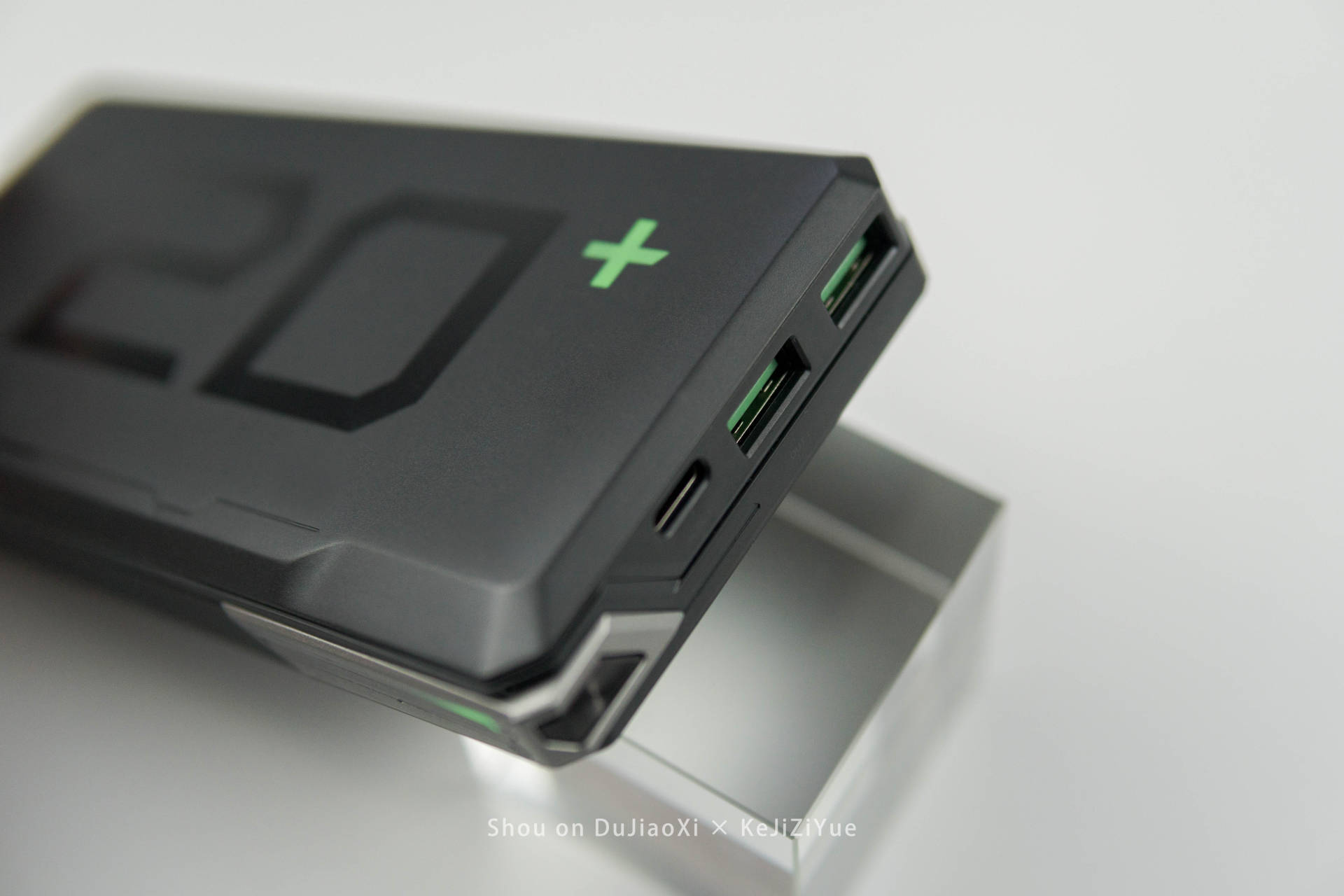 大容量,电竞风——黑鲨移动电源20000mah体验_充电