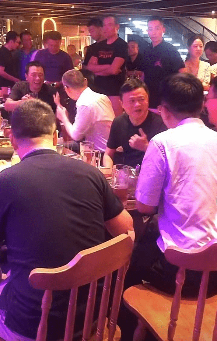 马云现身酒店爆肥10斤无人识网友酒吧档次太低了