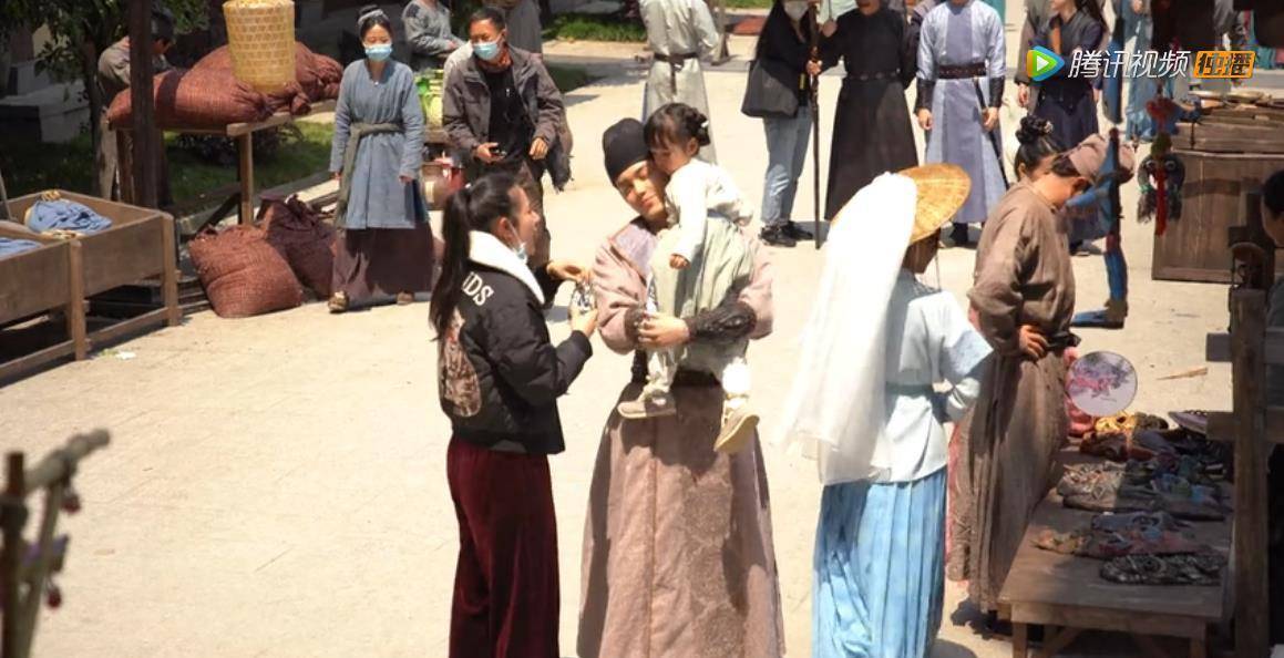 长歌行花絮媛娘见吴磊害羞不敢抱片场人员耐心相劝还给好吃的