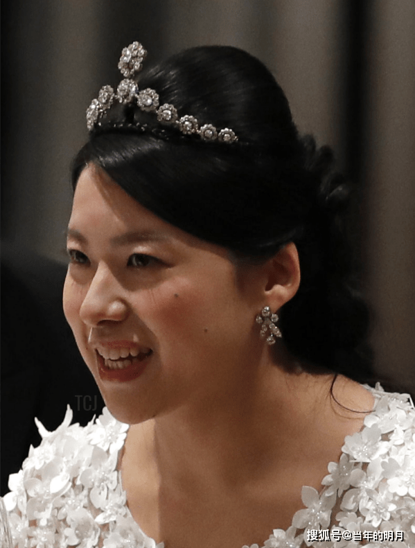 日本绚子公主戴过的头饰,婚宴上将母亲项链做头饰,简约大气_皇室