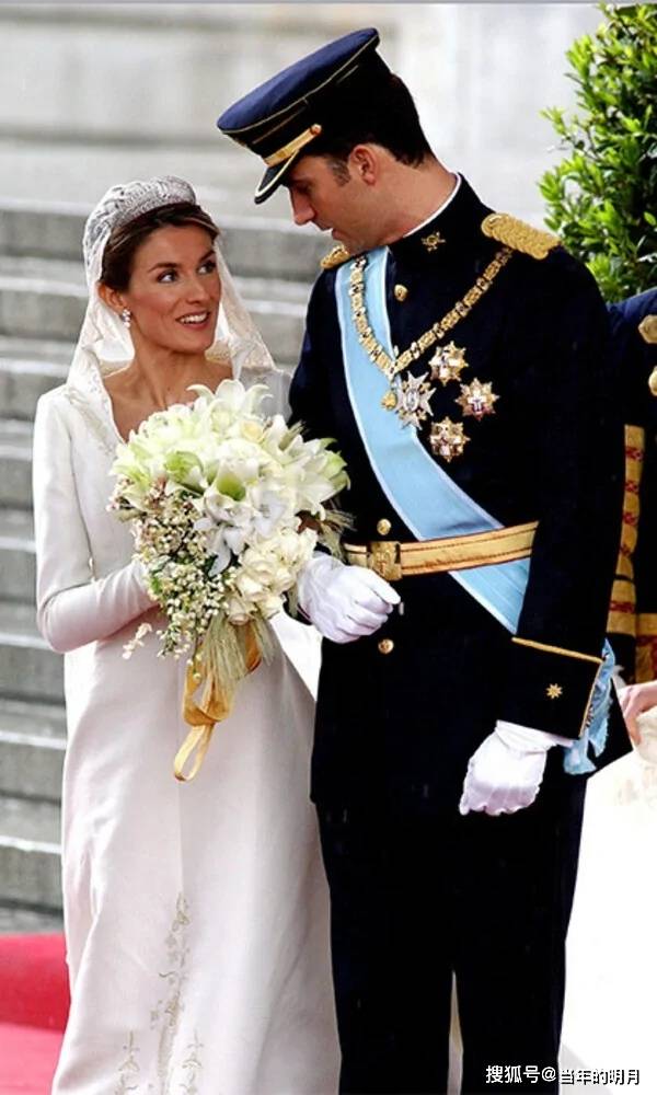 来看看莱蒂齐亚17年前的大婚婚纱图案富有深意两人牵手热聊