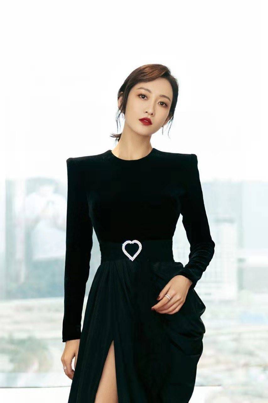 1米7身高的王鸥,在每一次活动出席中就没看她的穿搭出现踩雷.