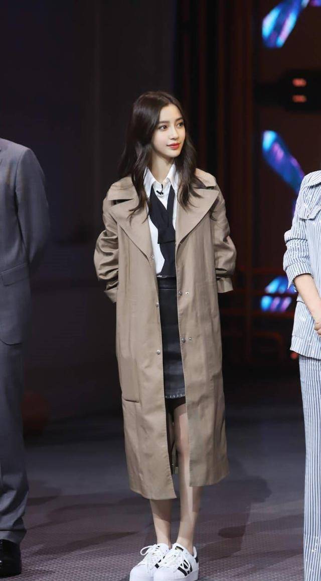 原创董卿罕见变女团跳舞!穿老气风衣竟然高级大气,怼脸更是肤白貌美