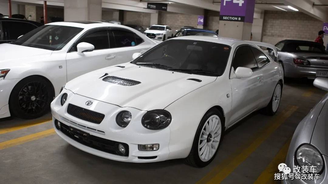 映入眼帘的首先就是这台日本经典跑车丰田celica,四眼的大灯大家第一