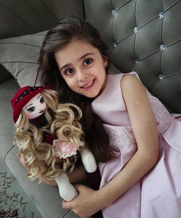 mahdis mohammadi如今已经10岁,变得亭亭玉立,贵为家中小公主的她在穿