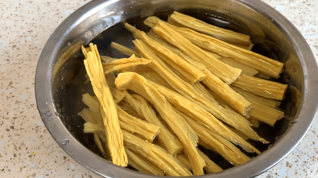 原创
春季泡腐竹,不要放水里就泡,教你饭店秘制方法,不夹生,时间短