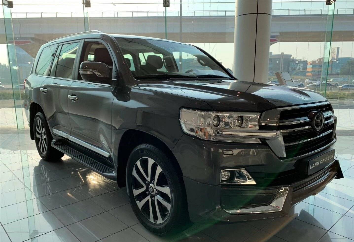 丰田硬派越野标杆新款兰德酷路泽进店35t空气悬挂真霸气