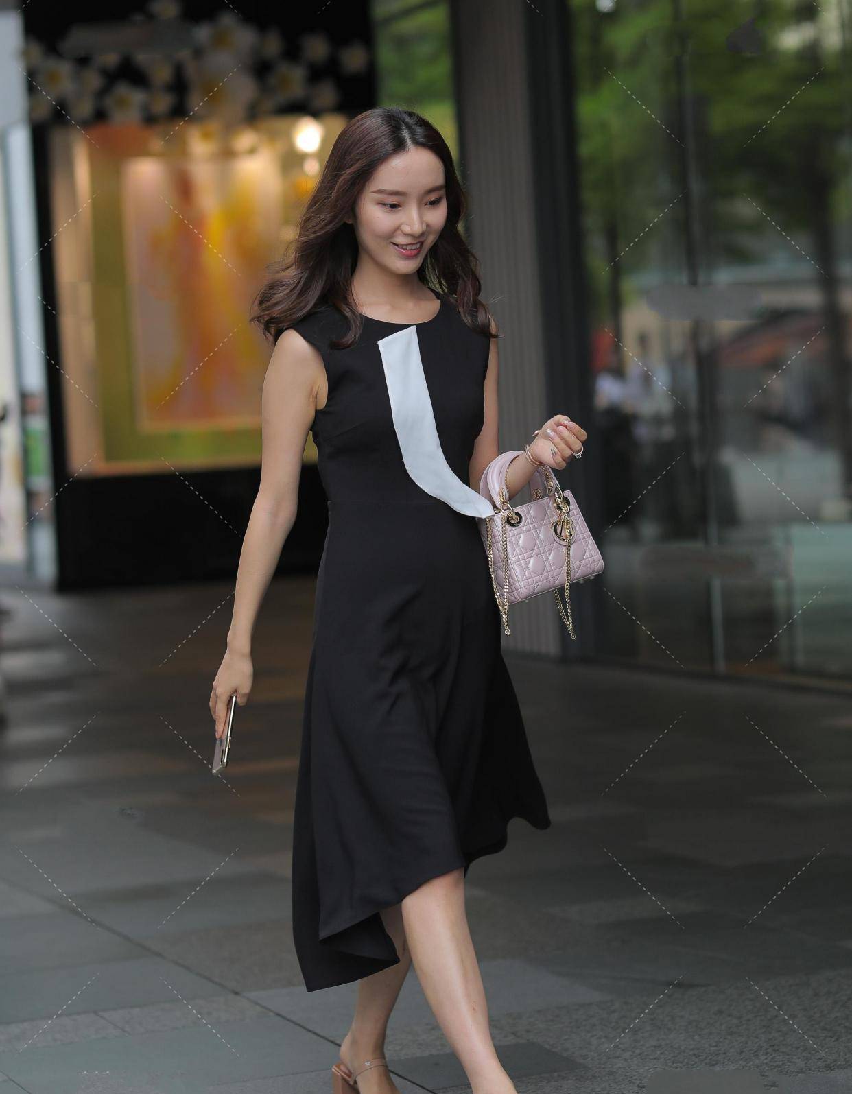黑长裙配白色飘带,优雅端庄,俏皮时尚
