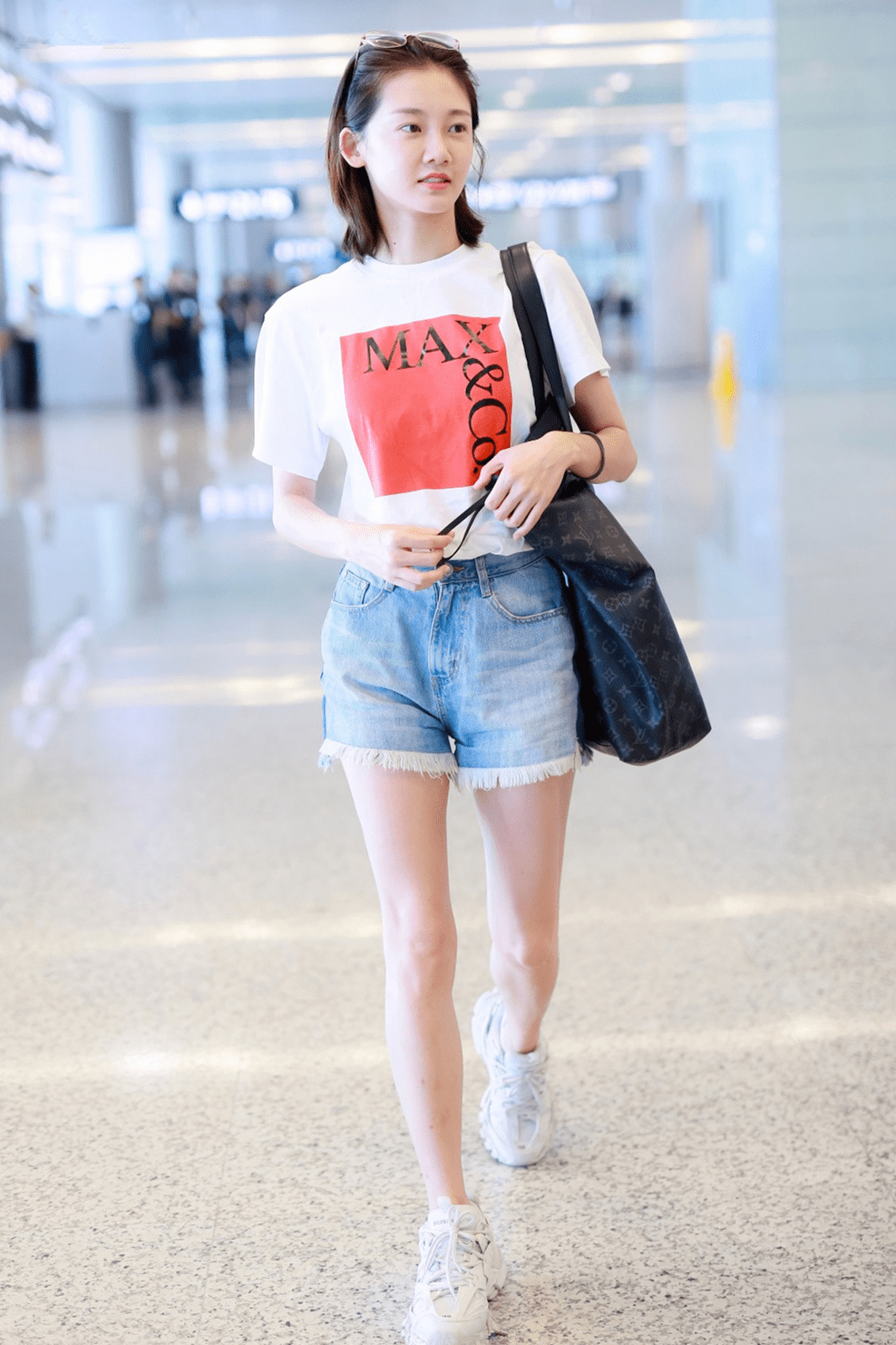 苗苗对身材真自信穿金色亮片连体裤配黑色薄纱半身裙身材出众