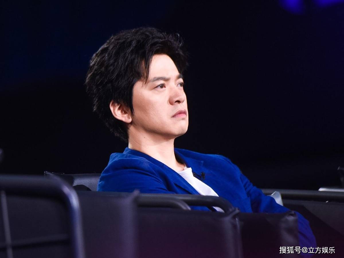 李健献唱清华校庆,与水木年华同台不同框