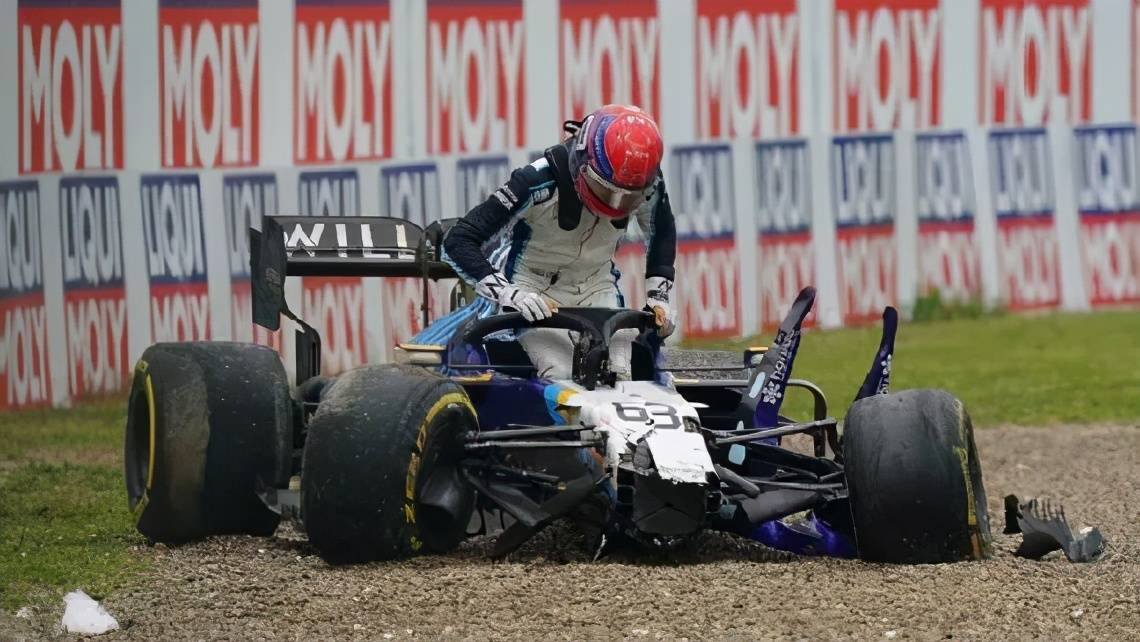 为争梅赛德斯车手位,拉塞尔与博塔斯互不相让,致f1重大事故发生
